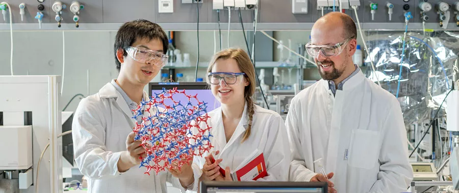 A visiting professor and TUM researchers discuss new findings.